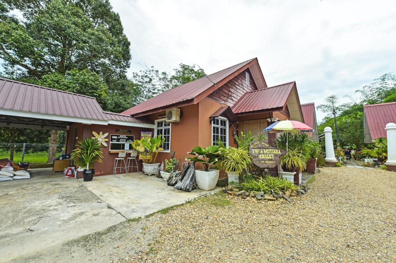Oyo 90642 Twin Mutiara Chalet & Homestay Jeli Ngoại thất bức ảnh